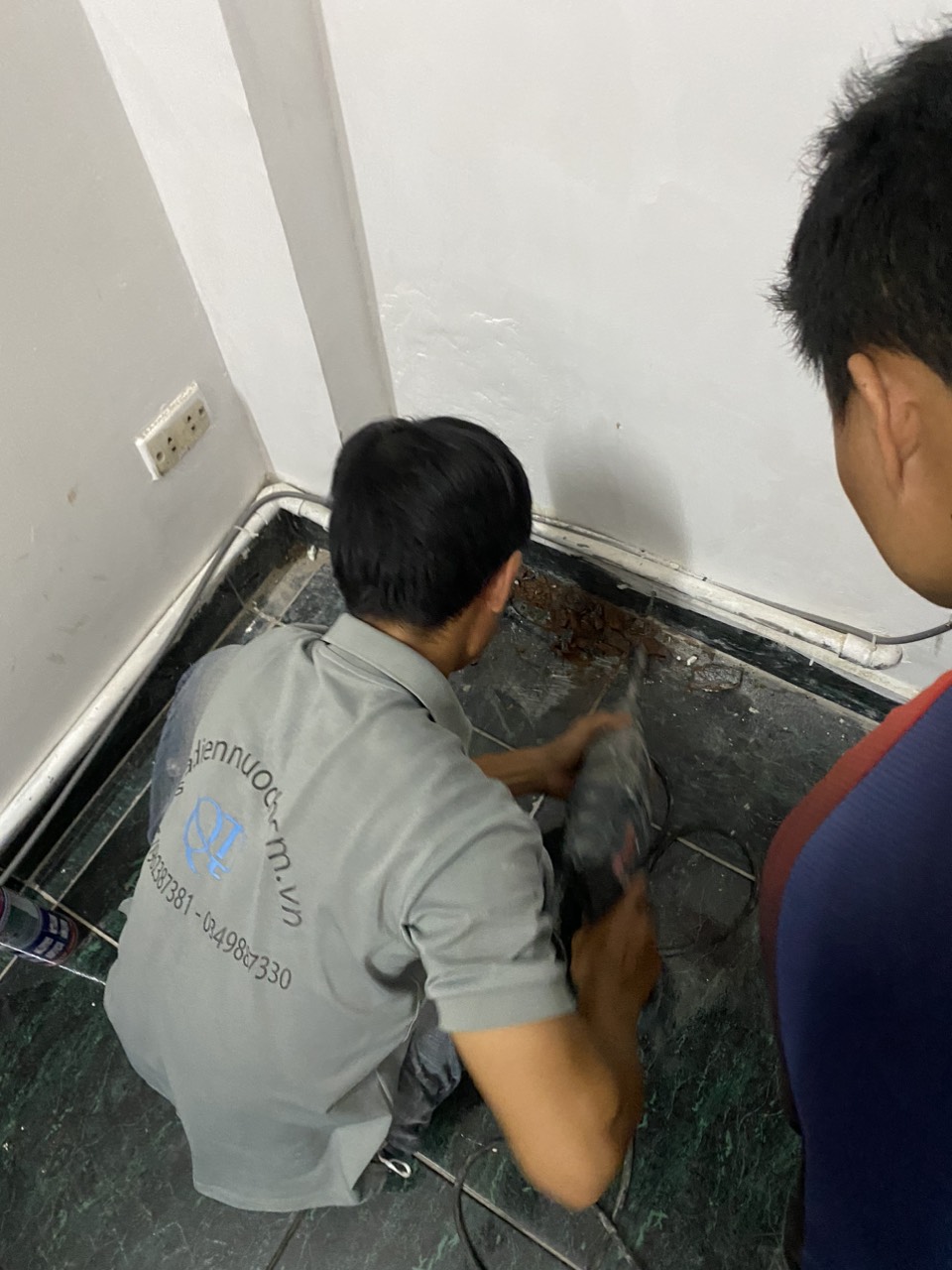 Kinh nghiệm thuê thợ sửa chữa điện nước tại nhà